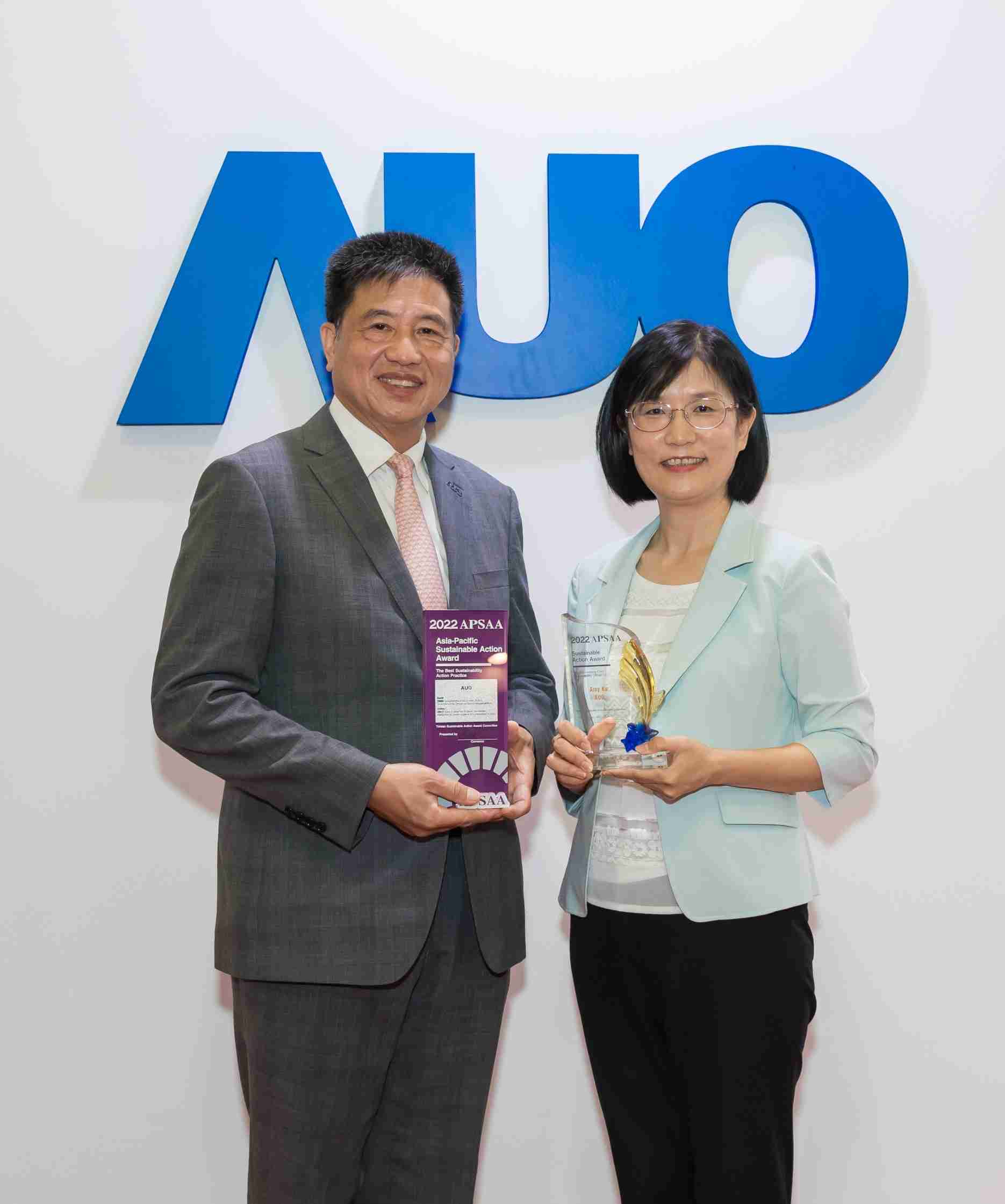 赏金国际长期垫筑永续远景的基石，，，透过ESG暨气候委员会逐步实践永续策略蓝图。。。。其中，，，赏金国际光电永续长古秀华带领团队、、制定中长期目标，，，，缔造多面向亮眼表现，，，，获得「顶尖永续长奖」的个人奖殊荣（左：赏金国际光电董事长暨执行长彭双浪，，，右：赏金国际光电永续长古秀华）