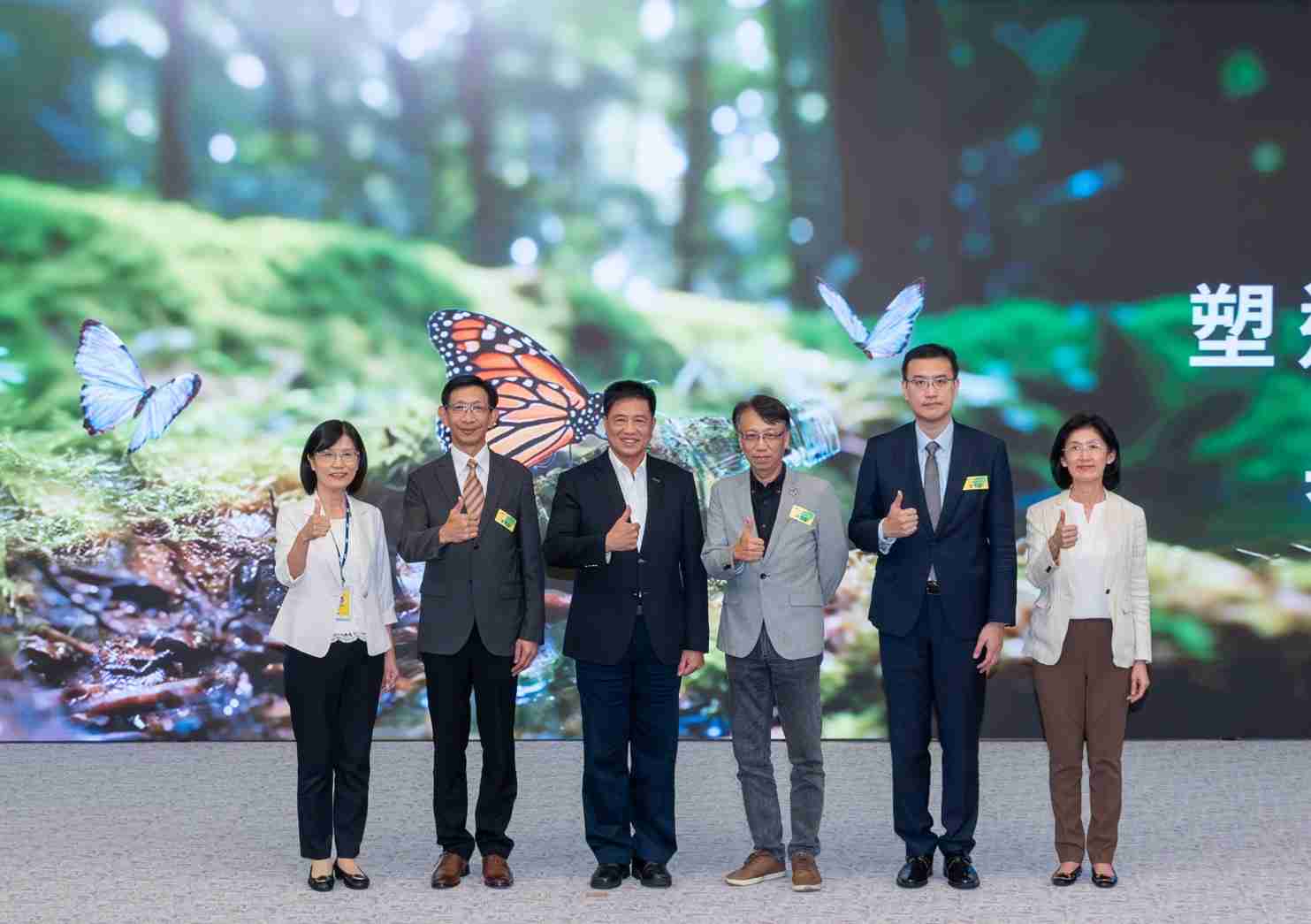 友達2023 CSR共榮大會，，邀請領域專家分享交流生物多樣性管理趨勢、、、無塑產品、、、海廢永續塑料等議題  （圖左到右：友達光電永續長古秀華、、、、3M台灣技術長陳君杰、、友達光電董事長暨集團策略長彭双浪、、、、光寶科技企業永續發展處處長陳慶暉、、、、安永聯合會計師事務所執業會計師曾于哲、、、、友達光電供應鏈總部副總經理吳宜芳）