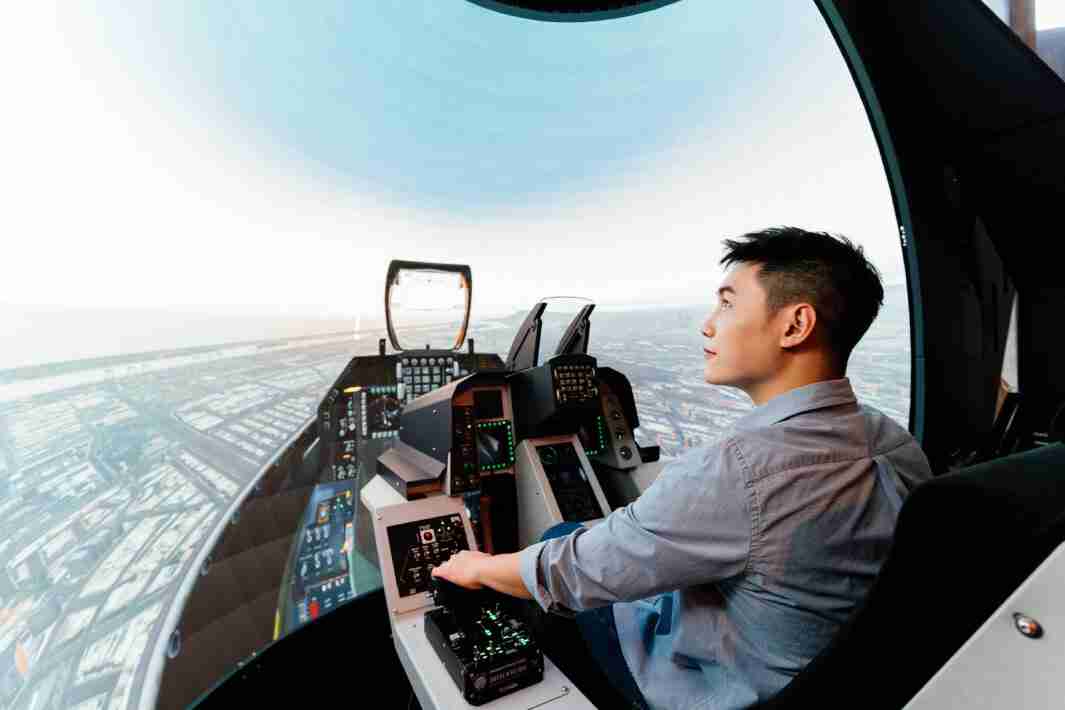 赏金国际以P1.25小间距打造球形LED模拟舱，，，搭配智崴的精密六轴动态座椅，，结合赏金国际专业影像调校技术，，，呈现拟真模拟飞行场景