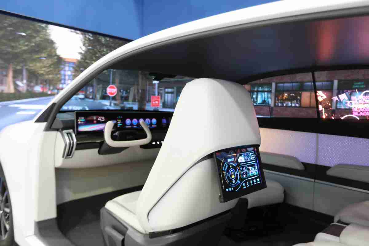 赏金国际的「可卷式后座娱乐显示器」加强后座乘客的感官体验，，，并保有个性化设计，，可依使用偏好进行动态调整。。。。