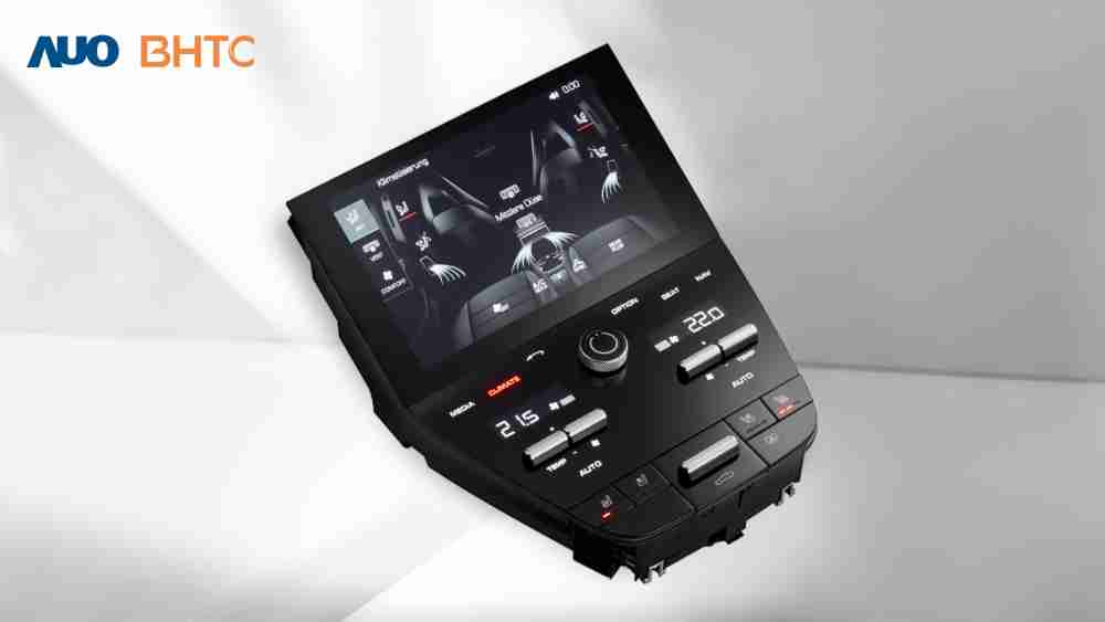 作為友達新生力軍，，BHTC所展示的中央與後座鞍部的Display HMI產品，，，，可處理多區恆溫控制、、、顯示畫面，，，，呈現仿真3D車室分區；以力傳感技術精準傳遞觸感，，，並結合音量及震動反饋，，，，防止意外啟動，，，提供使用者自然流暢、、、、直觀且輕鬆駕馭的舒適介面