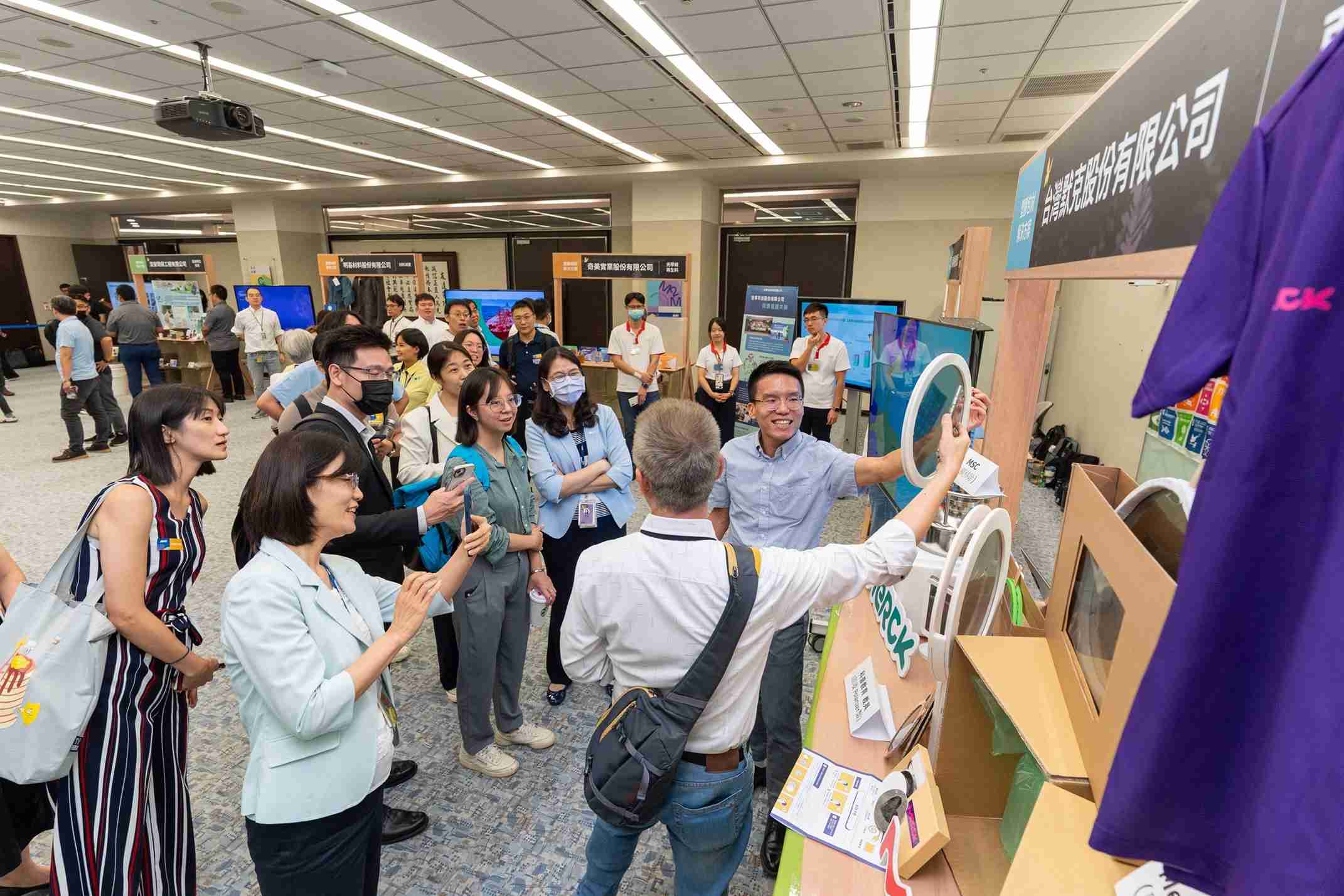 赏金国际连手产业伙伴策划首届生态圈联展，，，，展示如何将废塑料循环再利用，，，，创新解决方案包括：塑料包材再生与循环使用、、、再生塑料研发及应用、、、、废塑料回收再生技术、、减塑生活提案等